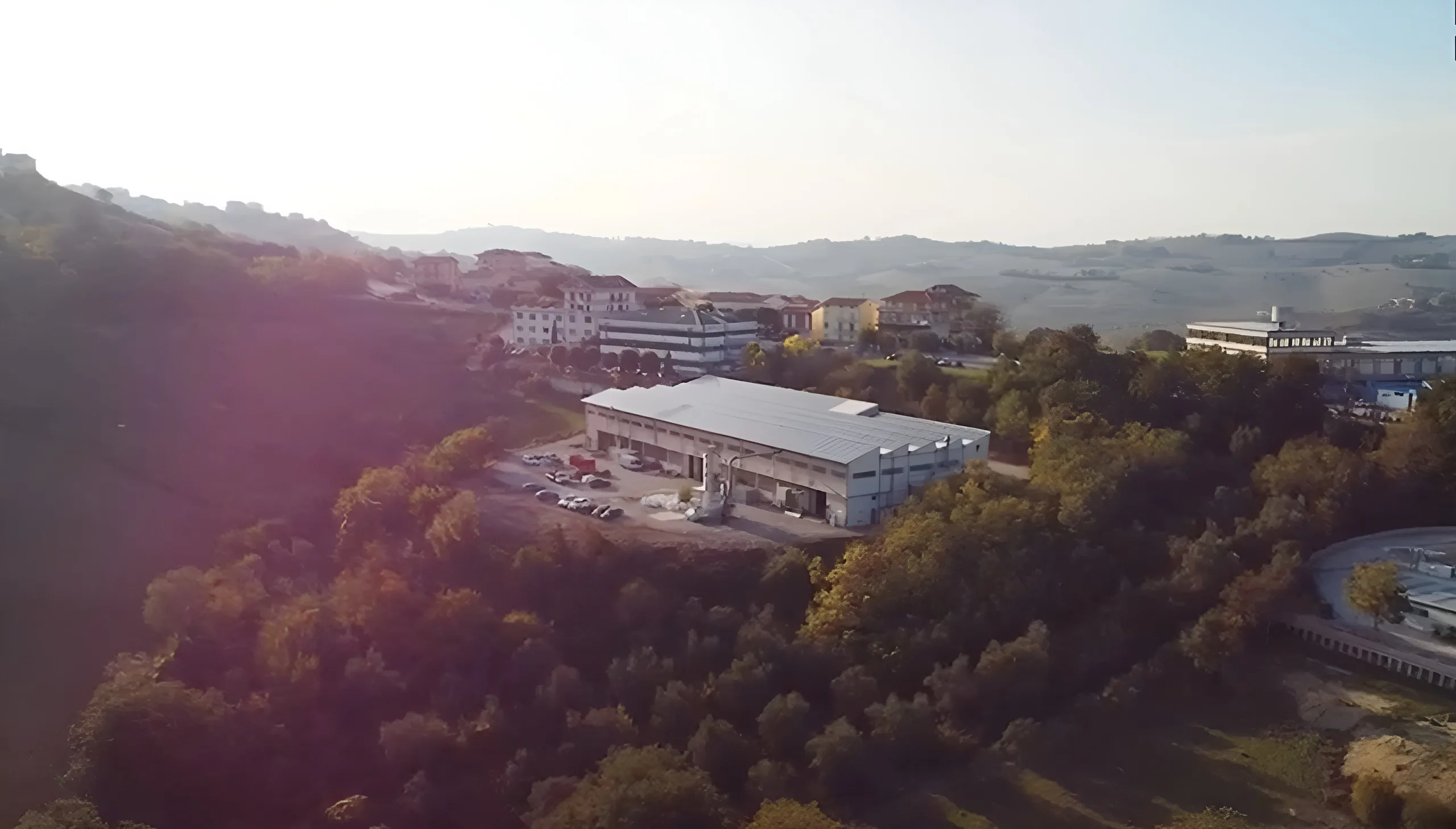 Vista aerea dello stabilimento Europlast tra le colline di Sant'Elpidio a Mare