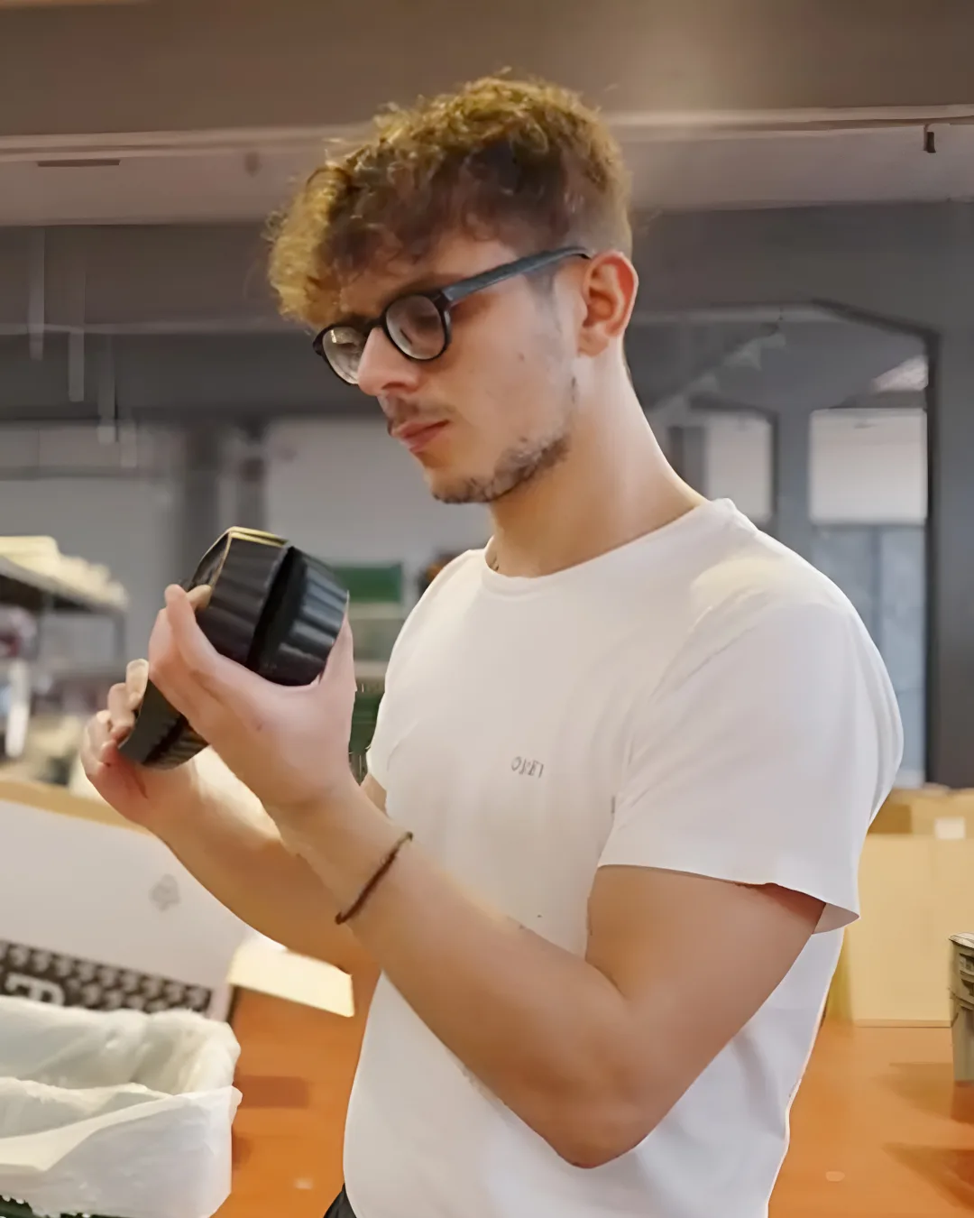 Un tecnico Europlast esamina una suola