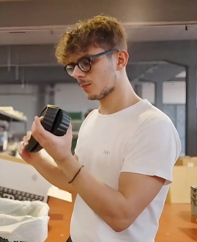 Un tecnico Europlast esamina una suola